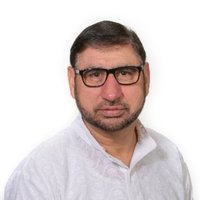 A man wearing a white shirt and black glasses