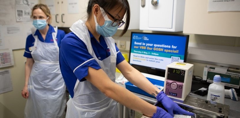 Research Nurse in clinical environment.