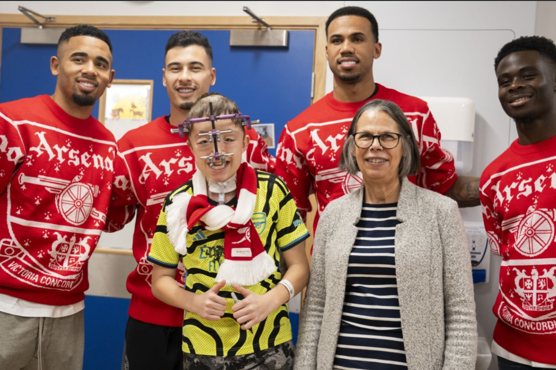 4 arsenal mens players with young patient and mum